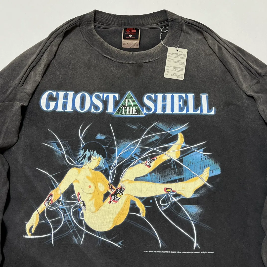 SAINT Mxxxxxx × GHOST IN THE SHELL Ghost in the Shell GS_LS TEE/GITS/BLK Big IP Ghost in the Shell co-branded model Sleeping Motoko Kusanagi Retro distressed long sleeves Washed black S-XL Ready-to-wear Assute dyeing Full-body spray fade/replacement fade Correct accessories Joint LOGO wash mark/main mark/cherub mark Super complex printing replica The drawing/pattern making cycle is very long and the hand graffiti is dirty.